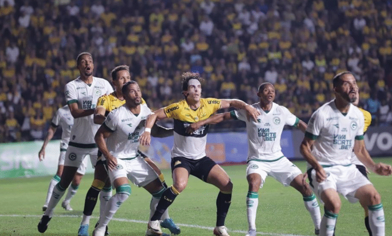 Goiás quebra tabu, vence o Criciúma e volta ao G4 da Série B