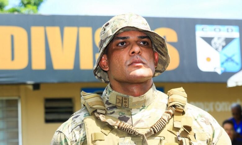 Coronel Edson Luís (Wesley Costa)