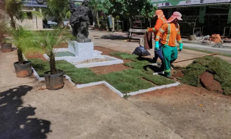 Praça histórica no Centro de Goiânia é revitalizada e fonte volta a funcionar