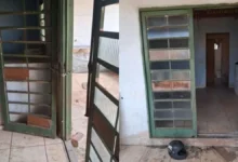 No local, a polícia encontrou medicamentos, mochilas e um colchão de casal