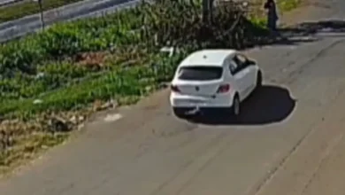 Carro invade contramão, atropela idosa em ponto de ônibus e foge em Anápolis