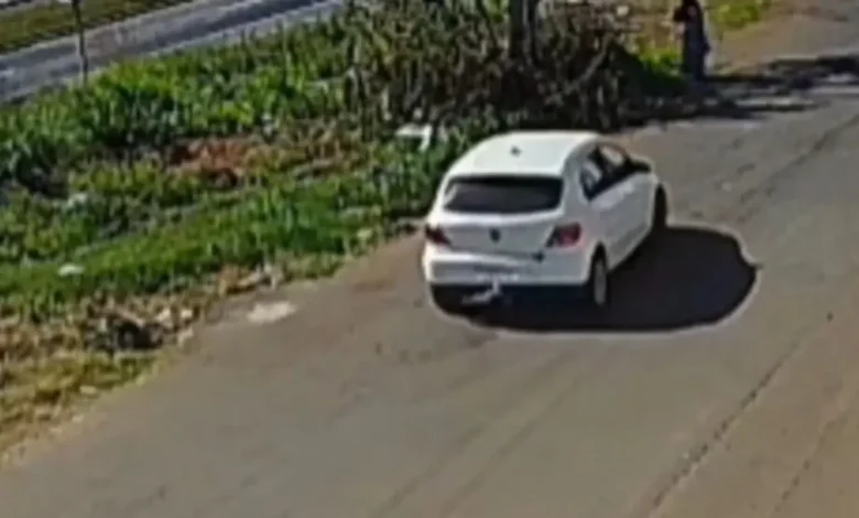 Carro invade contramão, atropela idosa em ponto de ônibus e foge em Anápolis