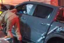Carro sai da pista e invade loja de veículos, em Niquelândia