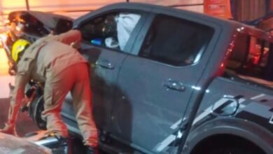 Carro sai da pista e invade loja de veículos, em Niquelândia