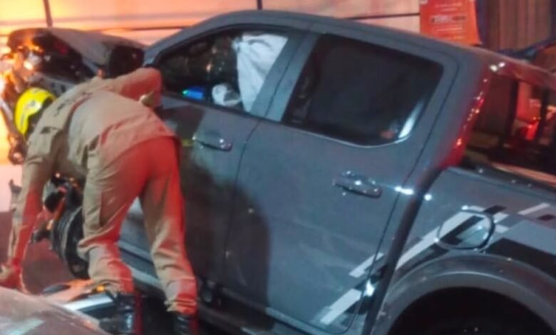 Carro sai da pista e invade loja de veículos, em Niquelândia