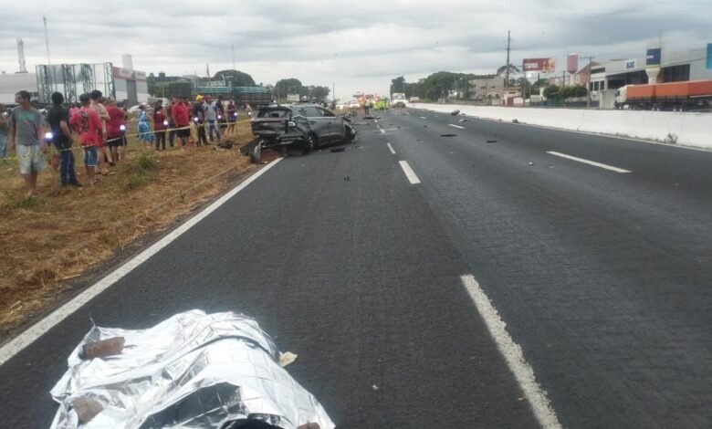 Mulher morre após colisão entre carro e motocicleta na BR-452, em Rio Verde (Foto: PRF)