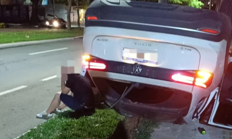 Médico bêbado atropela motociclista, foge e capota carro durante perseguição em Goiânia