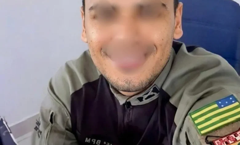 A Polícia Militar prendeu, em Aparecida, um homem suspeito de se passar por policial militar após ele tentar fugir de uma abordagem do Batalhão Maria da Penha. A investigação começou durante o acompanhamento de uma mulher assistida por Medida Protetiva de Urgência, quando os militares receberam informações sobre a conduta do suspeito. Segundo a PM, o homem usava uma suposta identidade funcional falsa e mantinha fotos em que aparecia com fardamento policial. Com esse material, ele teria se apresentado como integrante da corporação, embora não fizesse parte dos quadros da Polícia Militar. Diante da denúncia, o Serviço de Inteligência do Batalhão Maria da Penha iniciou levantamentos para confirmar as informações. Em seguida, as equipes fizeram diligências para localizar o investigado e esclarecer os fatos apontados durante a apuração. Durante a abordagem, os policiais deram ordem legal ao suspeito. No entanto, ele desobedeceu à determinação e tentou fugir. Pouco tempo depois, os militares conseguiram localizá-lo, contê-lo e conduzi-lo à delegacia. Polícia investiga uso de documento falso e fardamento Após a prisão, a PM encaminhou o suspeito à Central Geral de Flagrantes, onde ele foi autuado por desobediência. Mesmo assim, a ocorrência ainda terá novos desdobramentos, já que outros pontos levantados durante a ação serão investigados. Agora, a Polícia Civil deve apurar a suposta utilização de identidade funcional fraudada, além do uso indevido de fardamento policial. Os investigadores também vão verificar se o homem se apresentava à população como policial militar sem integrar a corporação. Além disso, a polícia quer saber se o suspeito usava a falsa identificação para obter vantagens, intimidar pessoas ou praticar outros delitos. Essa nova etapa da investigação deve apontar se outras vítimas foram afetadas pela conduta. O caso segue em apuração, enquanto os investigadores buscam entender como o homem teria conseguido os materiais usados para sustentar a falsa apresentação como policial militar.