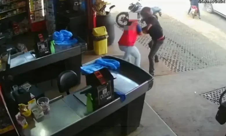 Caixa reage a assalto e enfrenta suspeito para recuperar bolsa em supermercado de Rio Verde
