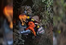 Carro cai de ponte em Formosa e deixa idoso e mulher feridos dentro de rio