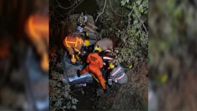Carro cai de ponte em Formosa e deixa idoso e mulher feridos dentro de rio