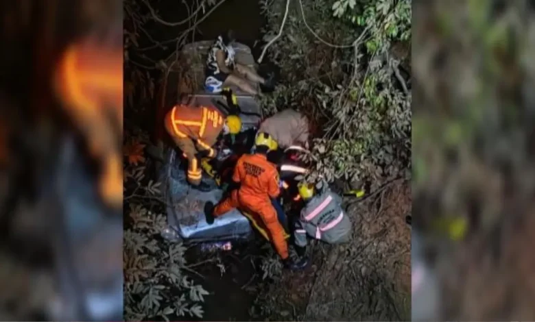 Carro cai de ponte em Formosa e deixa idoso e mulher feridos dentro de rio