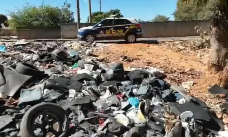 O proprietário de um lava jato em Goiânia recebeu multa de R$ 5 mil após um funcionário descartar resíduos irregularmente em