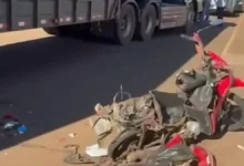 Motociclista salta de moto segundos antes de carreta destruir veículo em Jataí