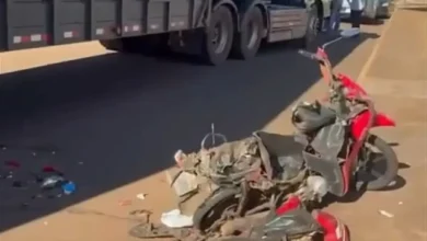 Motociclista salta de moto segundos antes de carreta destruir veículo em Jataí