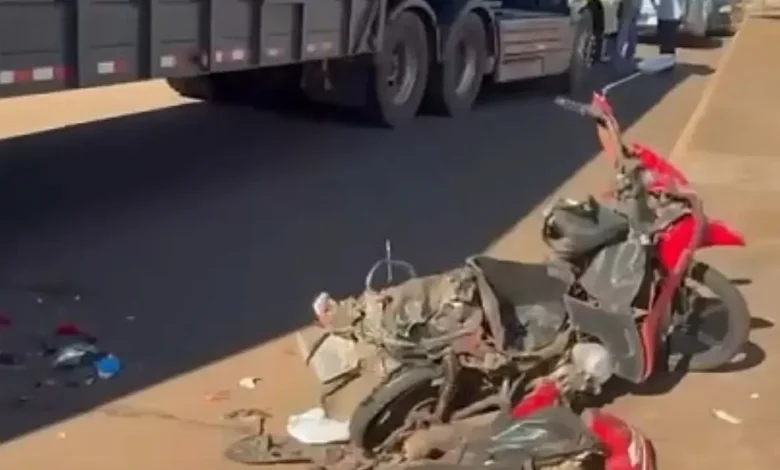 Motociclista salta de moto segundos antes de carreta destruir veículo em Jataí