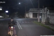 Motociclista tenta atropelar coletor, quebra caminhão e é preso em Goiânia