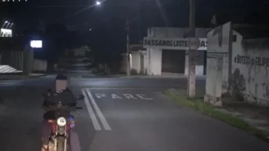 Motociclista tenta atropelar coletor, quebra caminhão e é preso em Goiânia