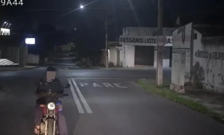 Motociclista tenta atropelar coletor, quebra caminhão e é preso em Goiânia