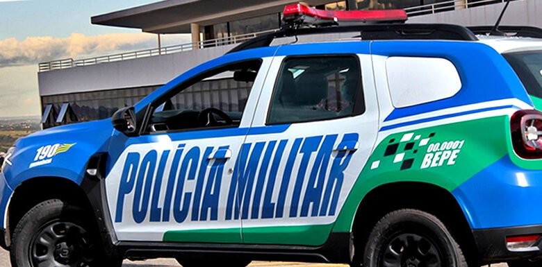 Mulher agride idoso, desacata policiais e urina em viatura durante ocorrência em Anápolis