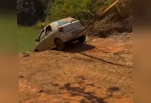 Carro roubado em 2024 é encontrado no fundo de poço em Planaltina de Goiás
