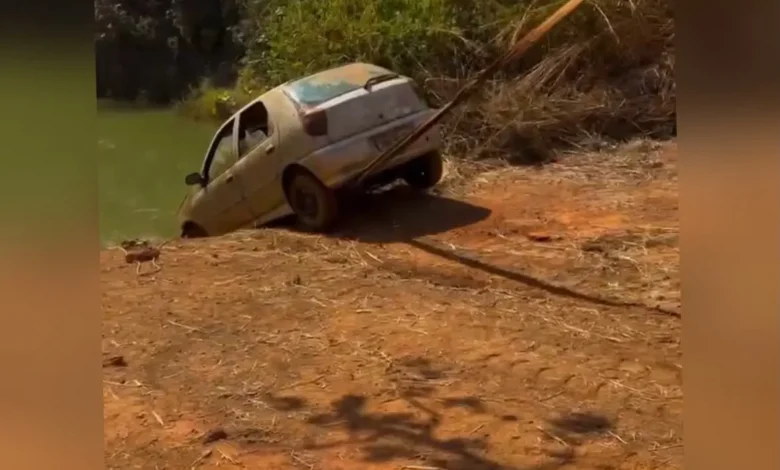 Carro roubado em 2024 é encontrado no fundo de poço em Planaltina de Goiás
