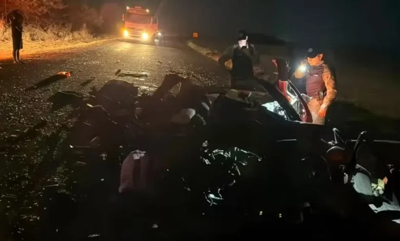 Colisão entre carro e caminhão mata quatro pessoas da mesma família na GO-139