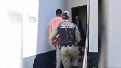 Homem é preso suspeito de matar esposa e lavar roupas ao lado do corpo em Jataí
