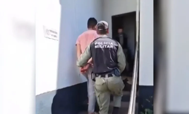 Homem é preso suspeito de matar esposa e lavar roupas ao lado do corpo em Jataí