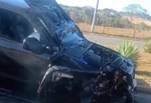 Equipes do Corpo de Bombeiros e helicóptero resgatam vítimas de acidente no Buena Vista, em Goiânia.