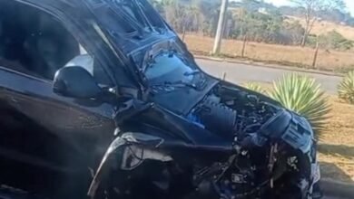 Equipes do Corpo de Bombeiros e helicóptero resgatam vítimas de acidente no Buena Vista, em Goiânia.