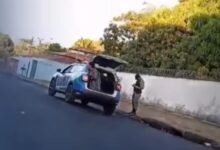 Mulher surta e canta louvor em viatura