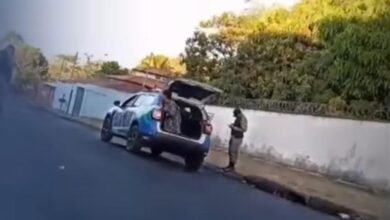 Mulher surta e canta louvor em viatura