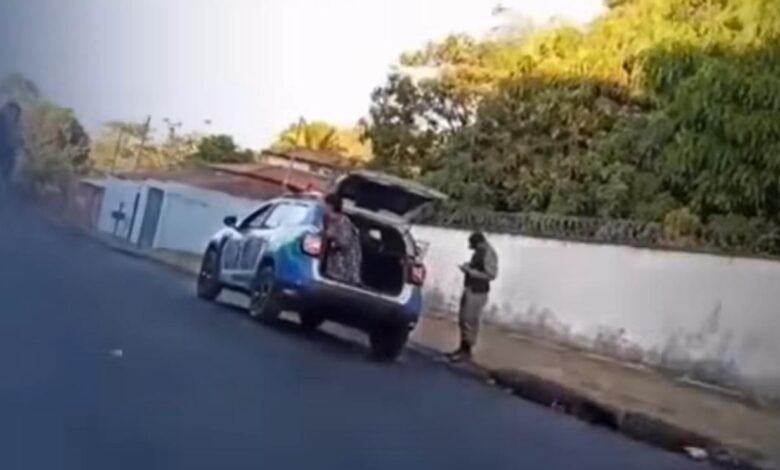 Mulher surta e canta louvor em viatura
