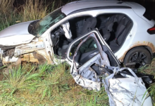 Motorista tenta desviar de animal, bate contra caminhão e fica preso às ferragens na GO-010, em Luziânia